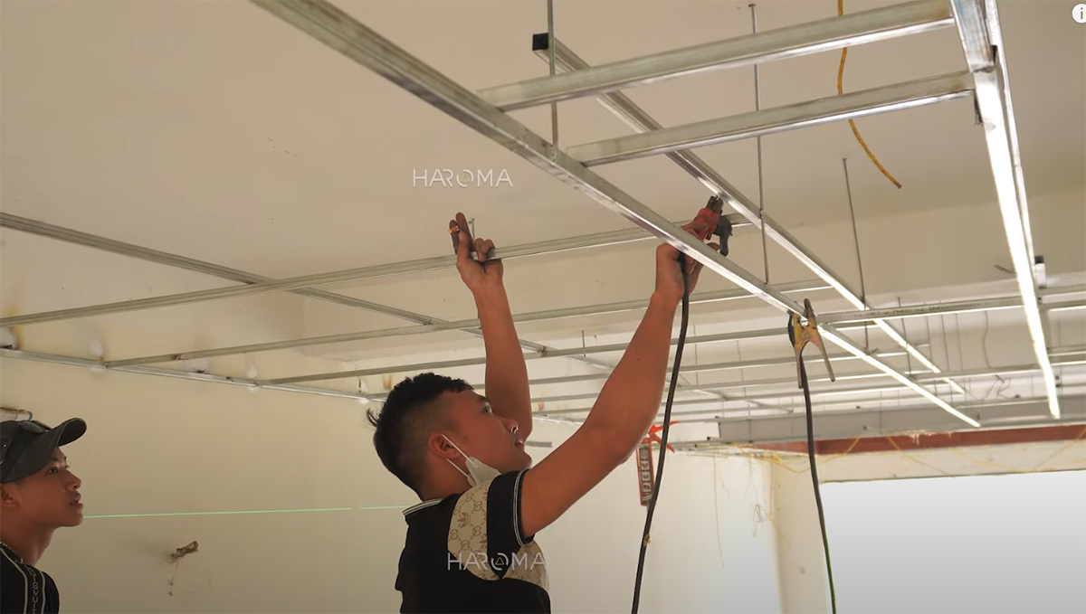 Chi tiết 5 bước thi công trần nhựa NANO giật cấp chuẩn như thợ xịn
