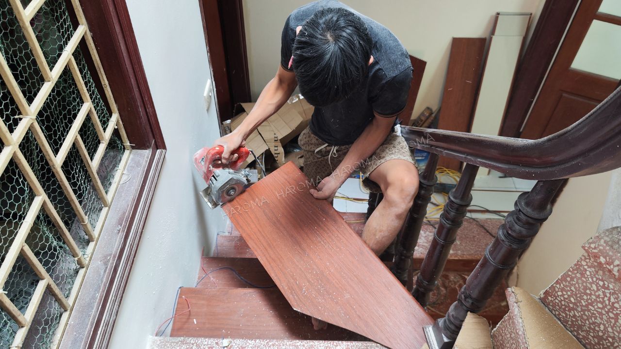 A-Z bậc cầu thang nhựa giả gỗ: Ưu nhược điểm & báo giá?