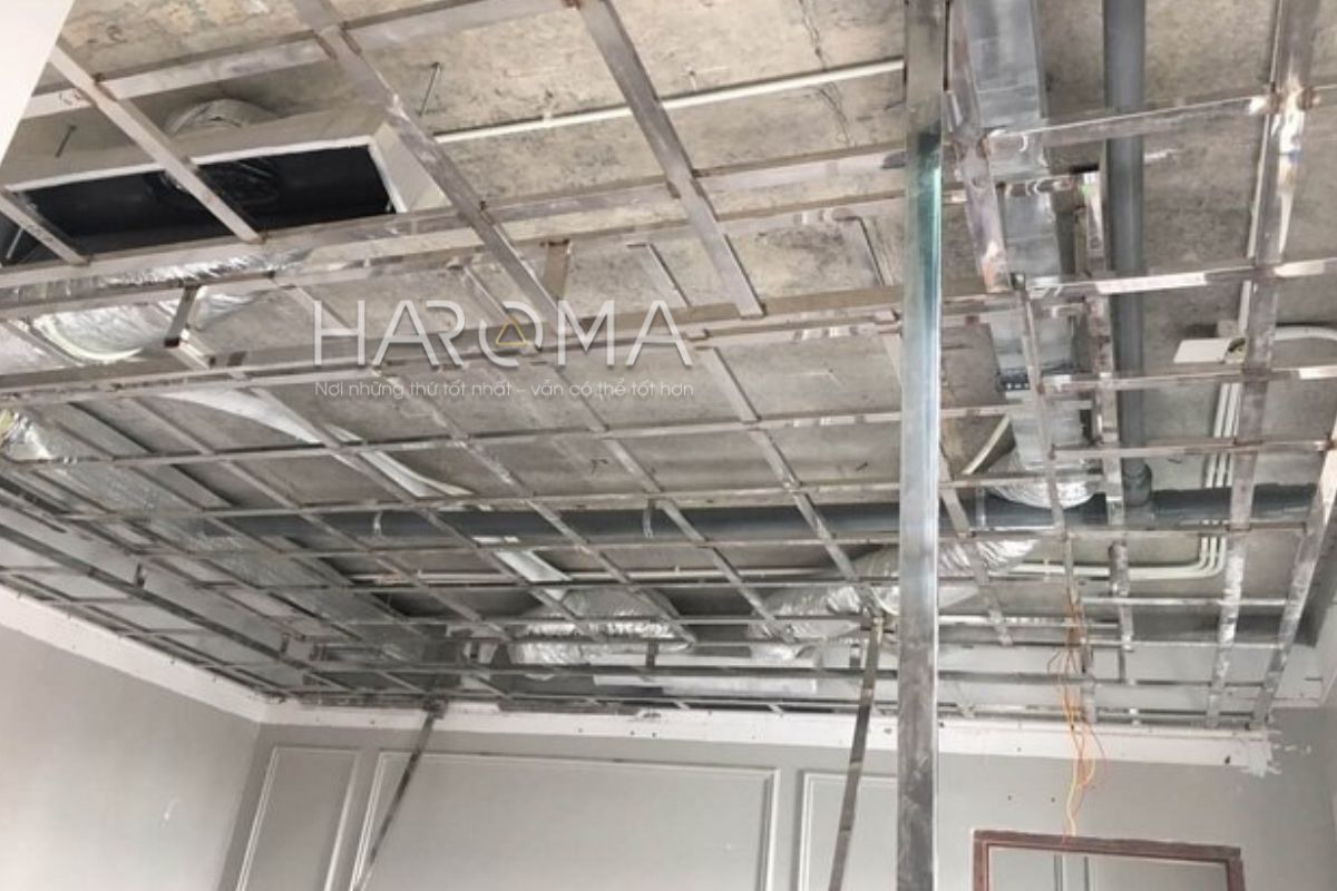 Thi công trần gỗ nhựa ban công có khó không? Bật mí quy trình và lưu ý từ chuyên gia