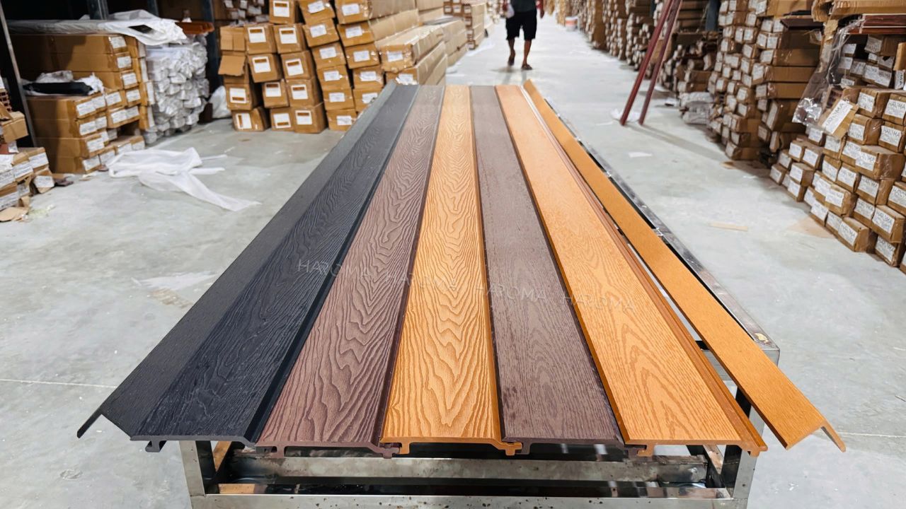 Thi công trần gỗ nhựa ban công có khó không? Bật mí quy trình và lưu ý từ chuyên gia