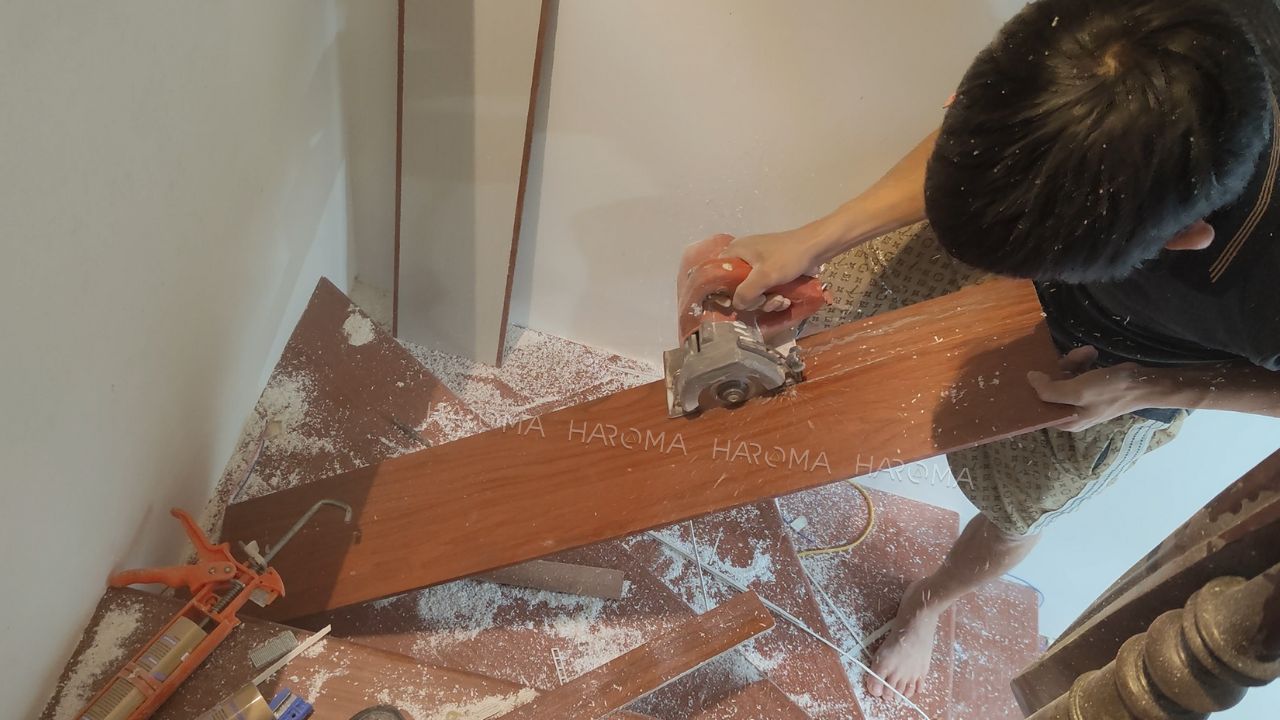 So sánh vật liệu ốp cầu thang: Nên chọn tấm nhựa giả gỗ hay gỗ công nghiệp?