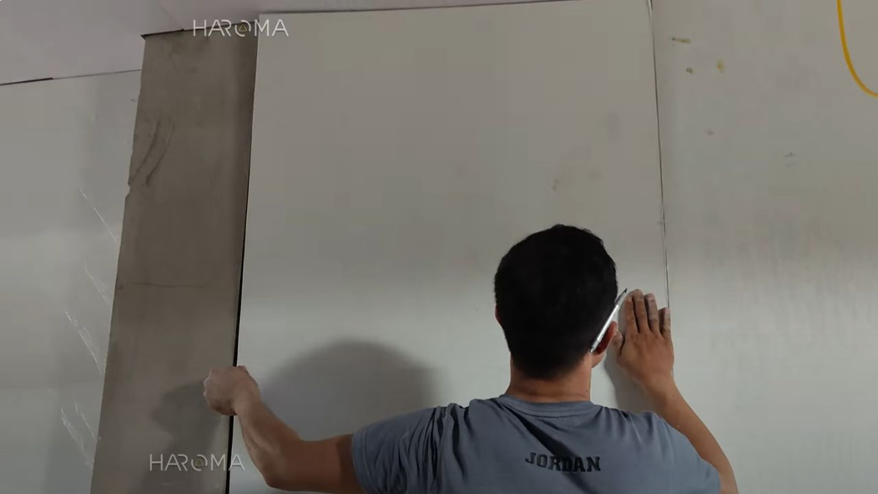 Nên chọn ốp nhựa giả đá trắng hay sơn tường trắng cho phòng ngủ?