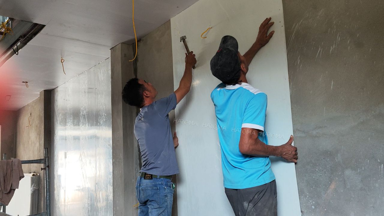 Nên chọn ốp nhựa giả đá trắng hay sơn tường trắng cho phòng ngủ?