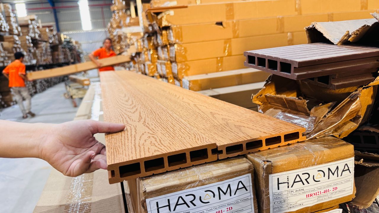 Lót sàn ban công nên chọn vật liệu gì? Phân tích chi tiết các loại sàn gỗ nhựa ngoài trời