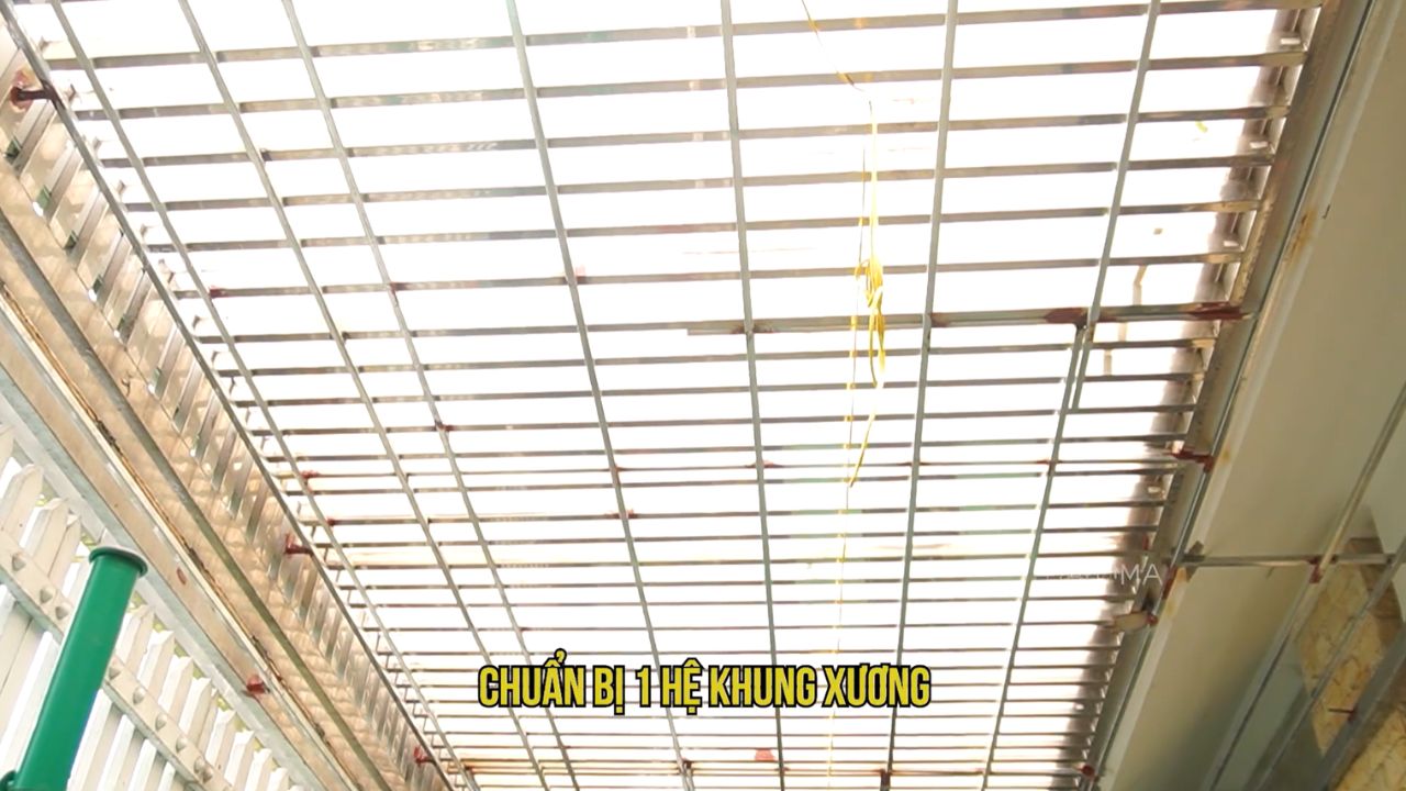 Thi công ốp trần mái hiên bằng gỗ nhựa phủ ASA – Quy trình chuẩn cho công trình bền đẹp 2026