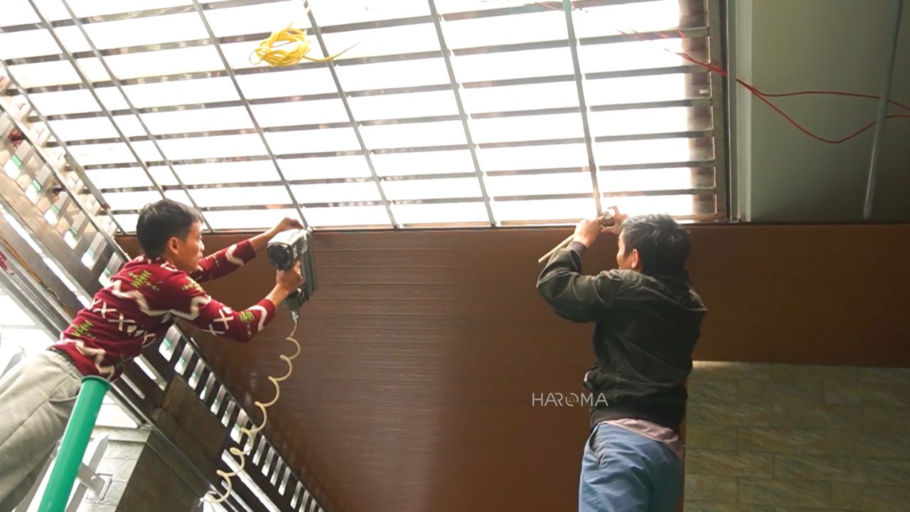 Thi công ốp trần mái hiên bằng gỗ nhựa phủ ASA – Quy trình chuẩn cho công trình bền đẹp 2026