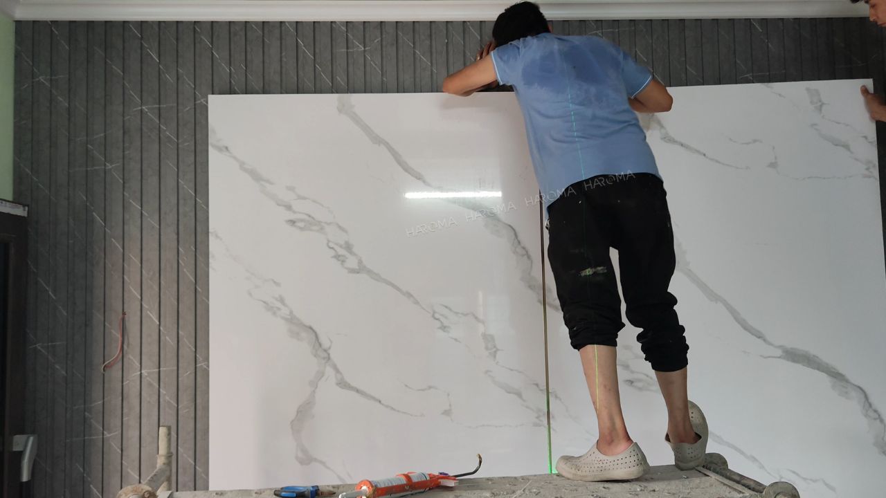 Hướng dẫn thi công lam sóng kết hợp tấm PVC vân đá trang trí bức vách tivi phòng khách