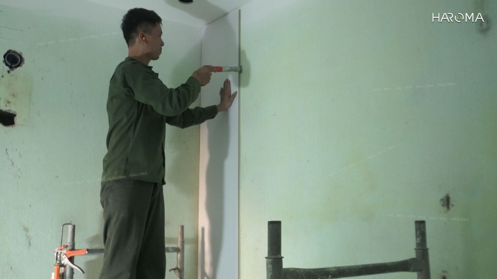 Hướng dẫn các bước thi công tấm ốp nhựa nano trắng cải tạo tường nhà ẩm mốc bong tróc