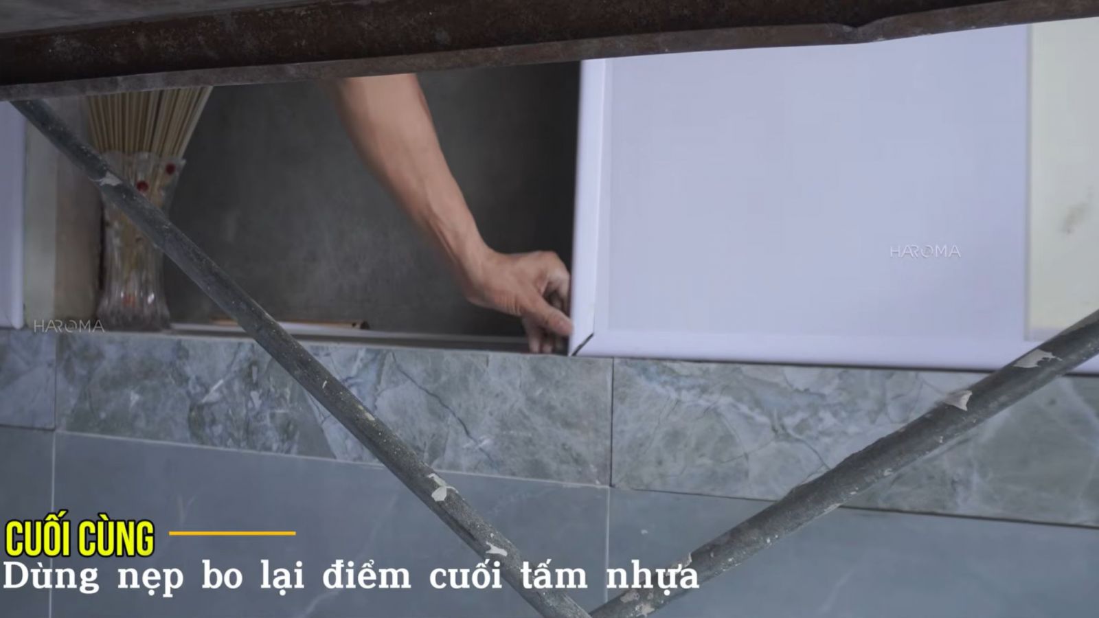 Hướng dẫn các bước thi công tấm ốp nhựa nano trắng cải tạo tường nhà ẩm mốc bong tróc