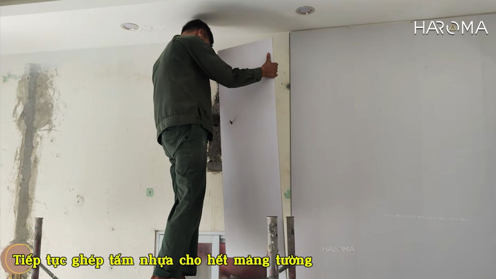 Hướng dẫn các bước thi công tấm ốp nhựa nano trắng cải tạo tường nhà ẩm mốc bong tróc
