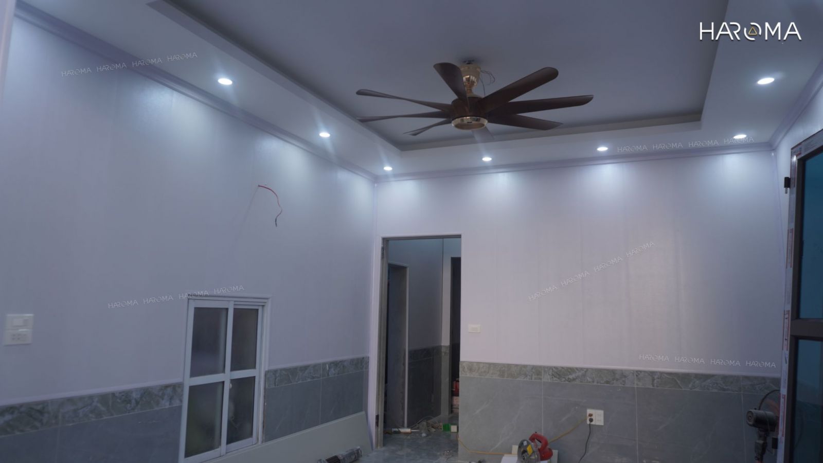 Hướng dẫn các bước thi công tấm ốp nhựa nano trắng cải tạo tường nhà ẩm mốc bong tróc