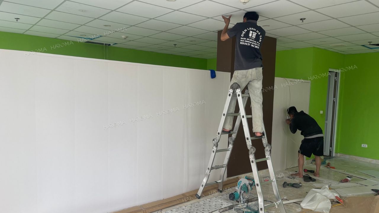 Nên ngăn phòng bằng tấm ốp nano hay vách ngăn nhựa 2 mặt?