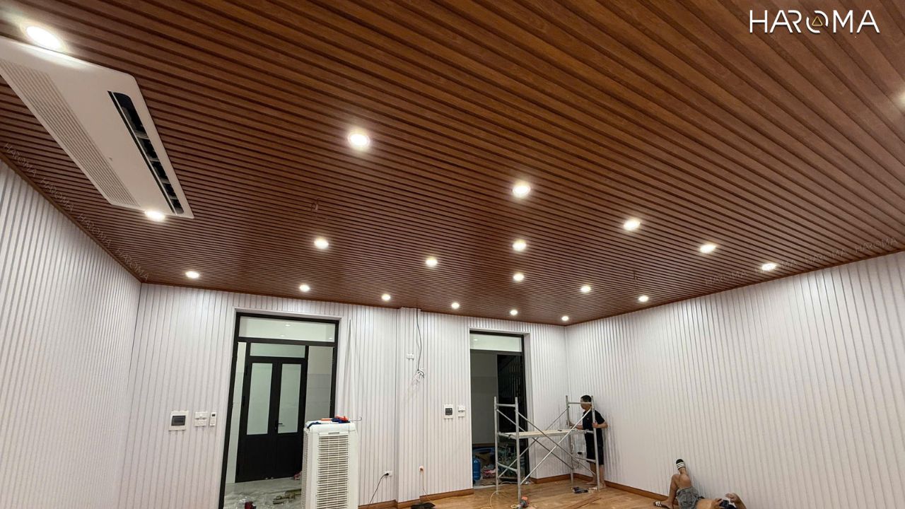 Thi công tấm ốp tường lam sóng nên thuê thợ hay tự lắp đặt?
