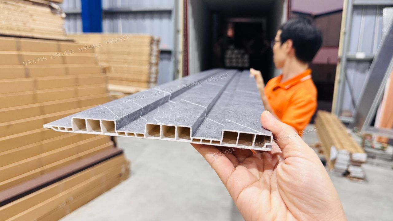 Thi công tấm ốp tường lam sóng nên thuê thợ hay tự lắp đặt?