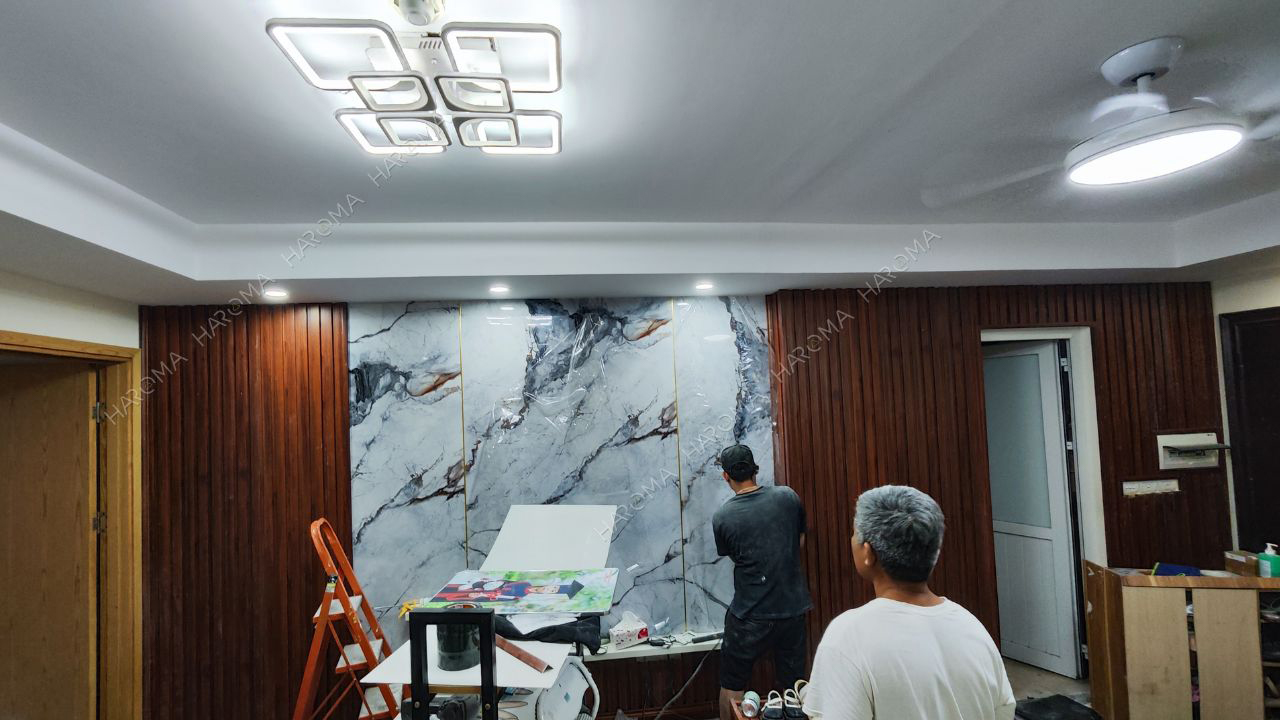 Cần bao nhiêu chi phí cho một bức vách TV lam sóng kết hợp PVC vân đá?