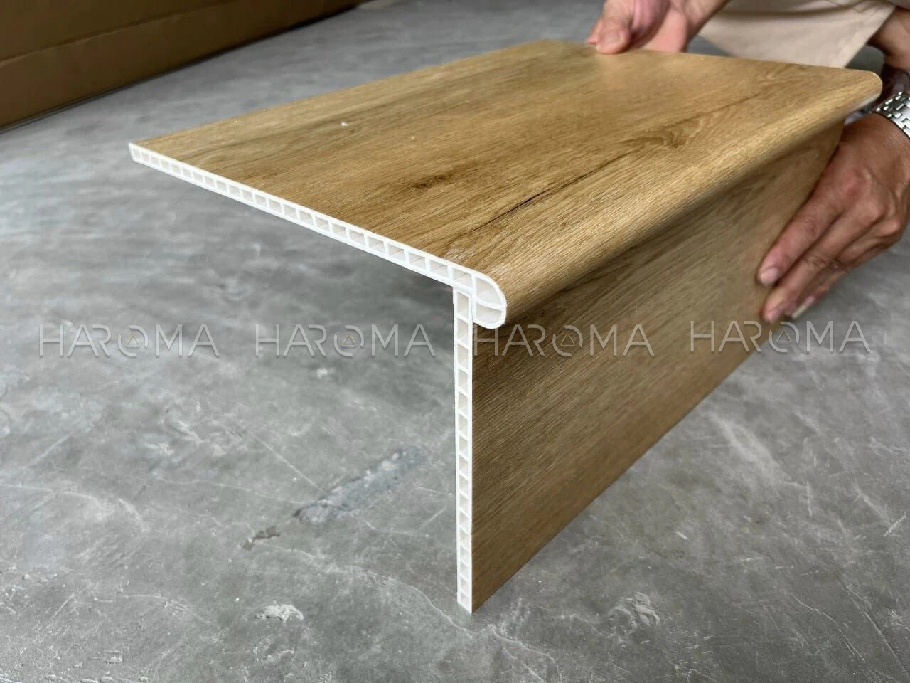 Review mặt bậc cầu thang nhựa giả gỗ chi tiết - Haroma