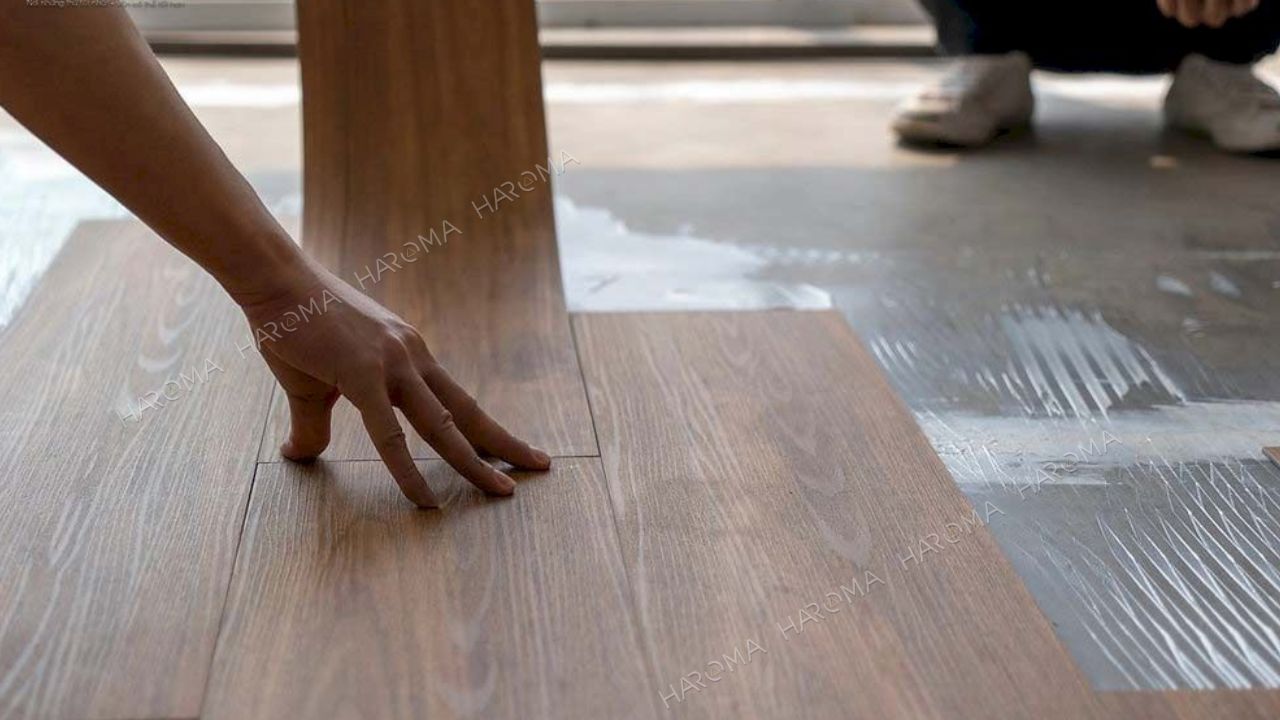 Sàn nhựa dán keo có lát trên nền gạch đá hoa được không?