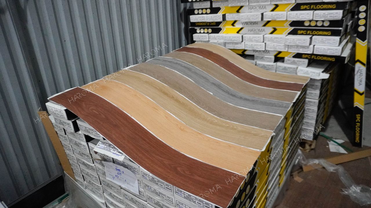 Sàn nhựa dán keo có lát trên nền gạch đá hoa được không?