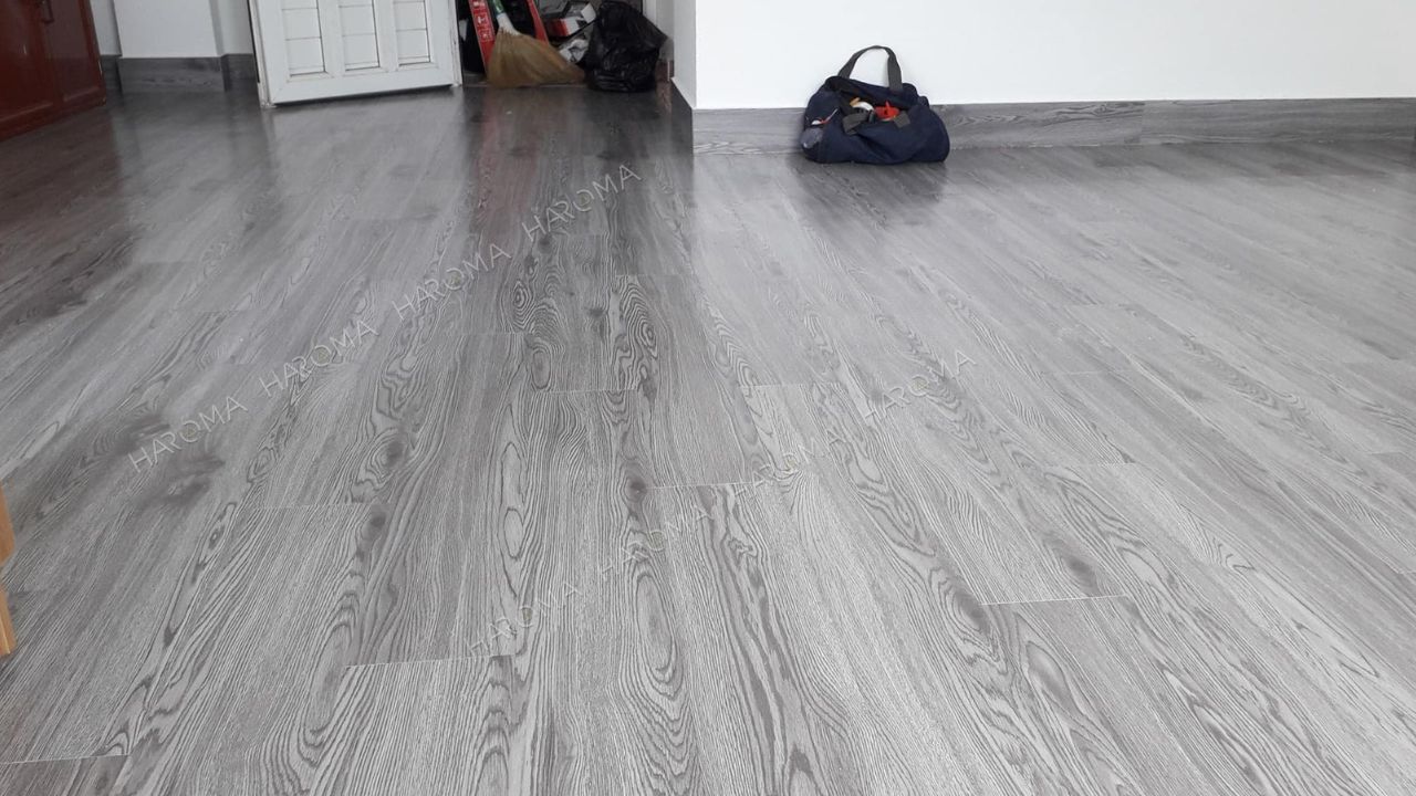 Sàn nhựa dán keo có lát trên nền gạch đá hoa được không?