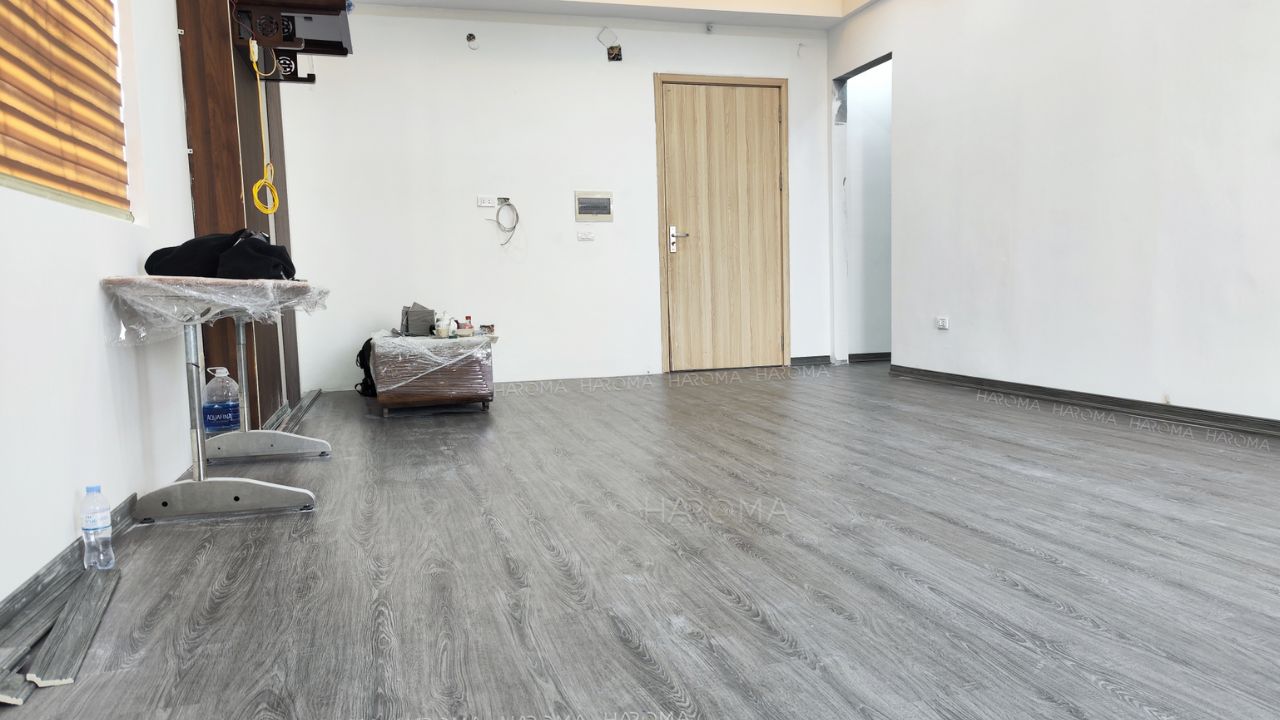 Nhà ốp sàn nhựa có hạn chế nồm ẩm không? Giải pháp vật liệu cho nhà luôn khô ráo