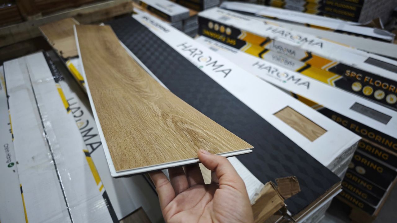 Nhà ốp sàn nhựa có hạn chế nồm ẩm không? Giải pháp vật liệu cho nhà luôn khô ráo