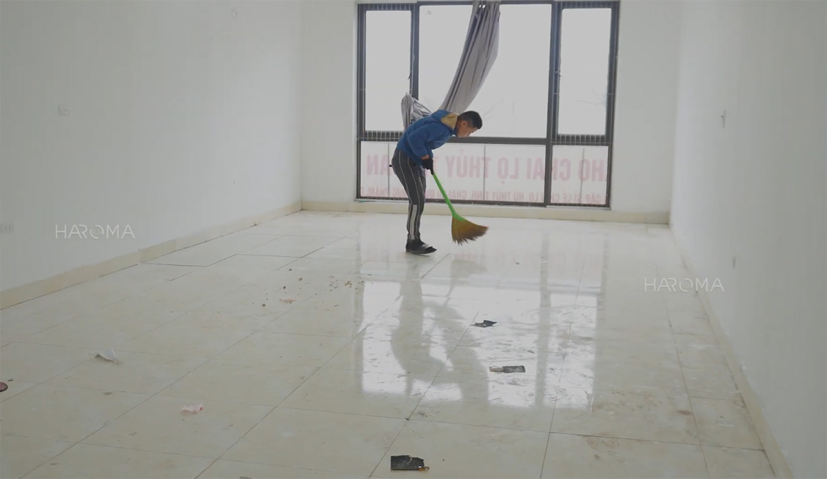 Tự thi công sàn nhựa dán keo giả gỗ chống nồm ẩm