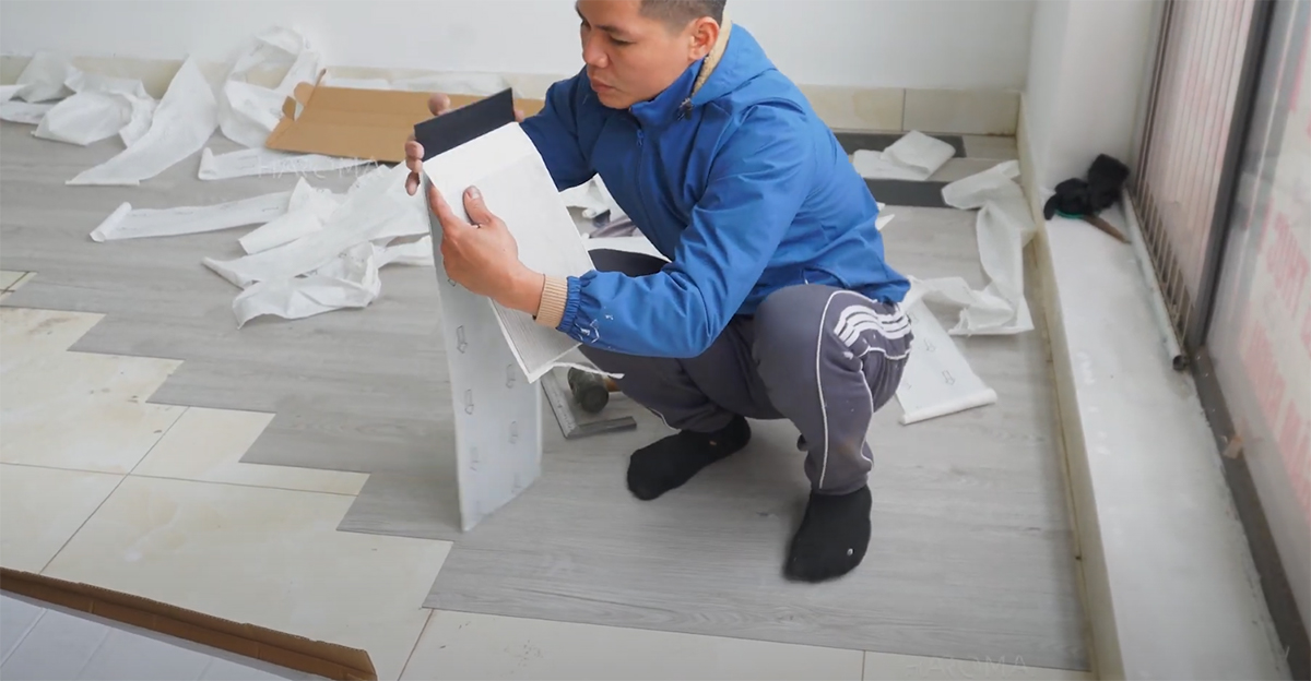 Tự thi công sàn nhựa dán keo giả gỗ chống nồm ẩm