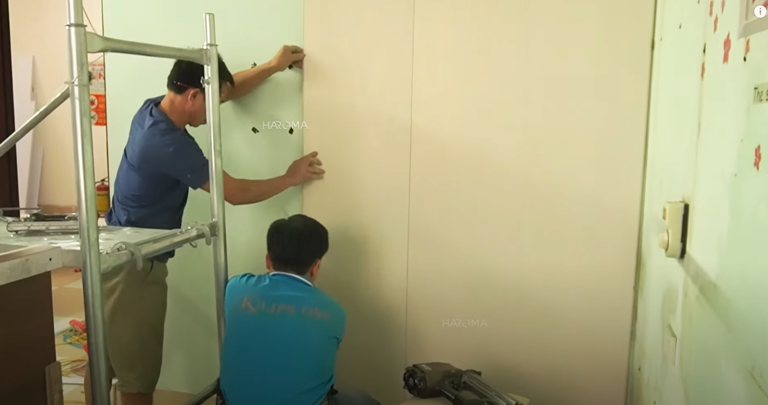 Thực hiện lắp đặt các tấm ốp nano ốp tường